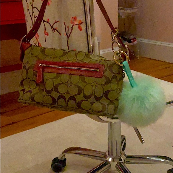 Pompom Keychain - Picture 3 of 3